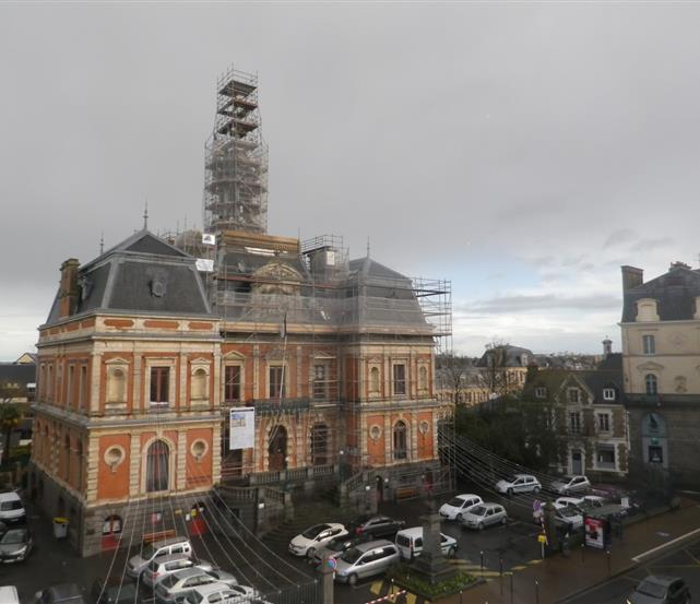 Location echafaudage lourd avec filet - Mairie Saint Servan Saint Malo, Ille et Vilaine 35 - LOCADIRECT - LOCADIRECT